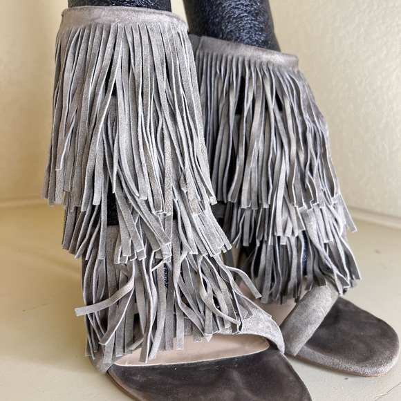 Size 9.5 Fringly beauty. Steve Madden, suede, gorgeous taupe color! - Picture 3 of 8